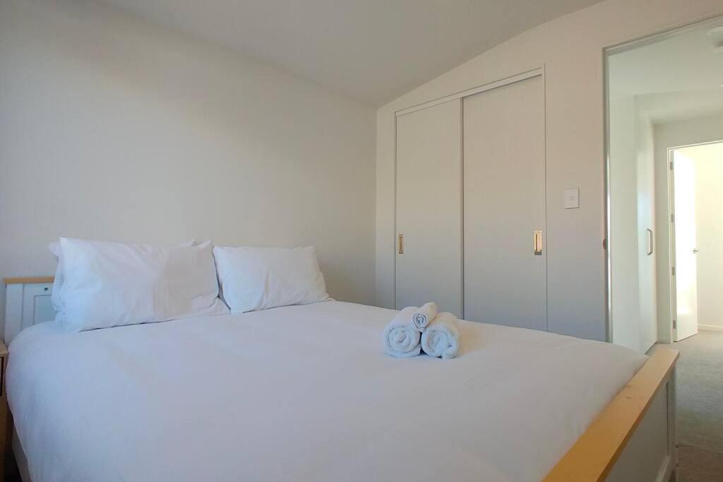 Brand-new Modern Princess In One Tree Hill Holiday home Auckland