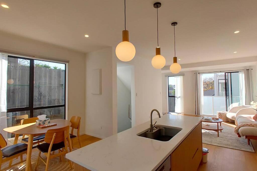 Brand-new Modern Princess In One Tree Hill Holiday home Auckland